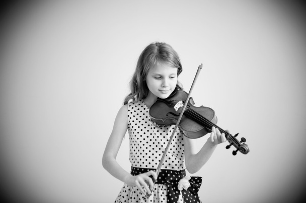 Πορτραίτο κοριτσιού με κορδόνι και παίζει βιολί. - Φωτογραφία, εικόνα