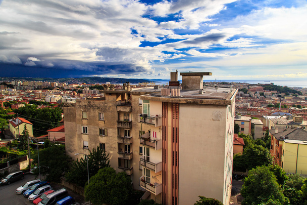 Storm over de stad Trieste - Foto, afbeelding
