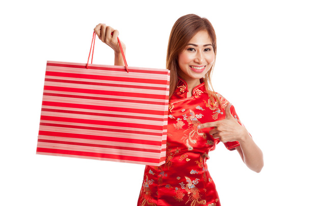 Asian girl in chinese cheongsam dress with shopping bag - Foto, afbeelding
