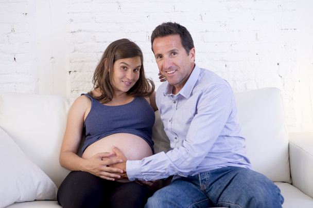 giovane coppia innamorata a casa soggiorno divano con la donna incinta
 - Foto, immagini