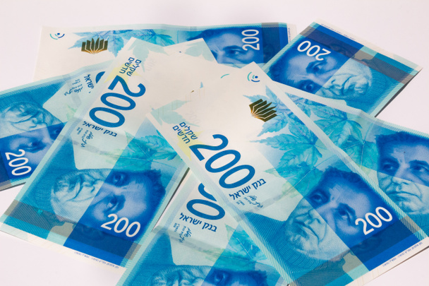 Montón de billetes israelíes de 200 shekel
  - Foto, Imagen