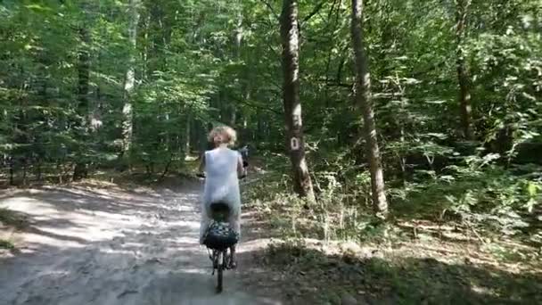 男を走っている自転車の少女 - 映像、動画