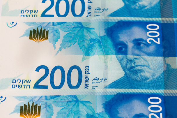Stack di banconote israeliane da 200 shekel - vista dall'alto
 - Foto, immagini