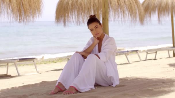 Relaxado mulher sob sombra guarda-chuva na praia
 - Filmagem, Vídeo