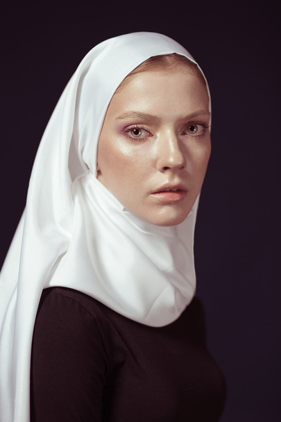 Jovem mulher religiosa em um xale branco
 - Foto, Imagem