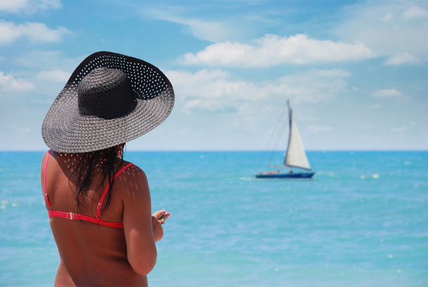 Mujer bronceada en una playa
 - Foto, imagen