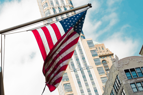 Ameryka flaga Usa macha, budowa ulicy miasta. - Zdjęcie, obraz