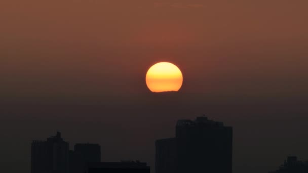 Východ slunce obloha s silueta stavby, Timelapse - Záběry, video