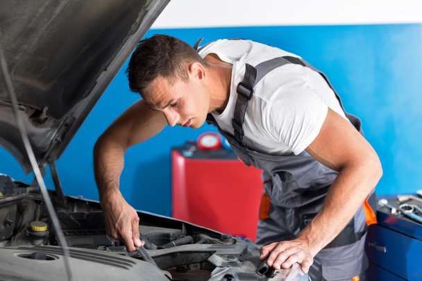 Mechanic repairs car - Zdjęcie, obraz