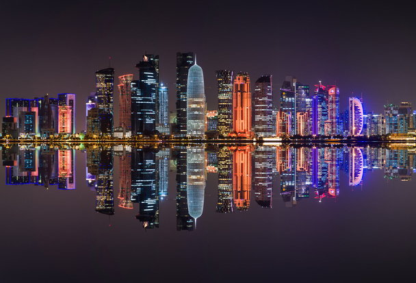 Lo skyline di Doha di notte
 - Foto, immagini