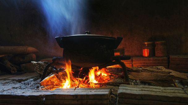 Nativní obraz hrnec potravin na hořící oheň. - Fotografie, Obrázek