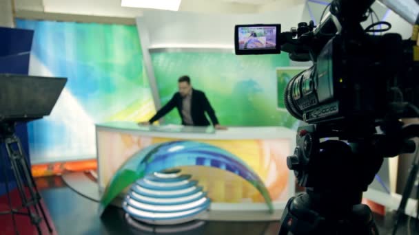 Bir haber anchorman yayına hazırlanıyor - Video, Çekim