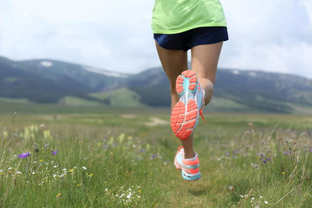 Jeune femme fitness coureur courir
  - Photo, image