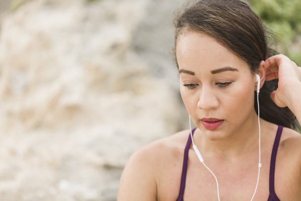 Portrait of young sports woman in fitness outfit listening to music - Φωτογραφία, εικόνα