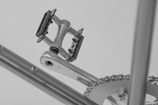 Close-up van het mountainbike pedaal. Zwart-wit fietsen's p - Foto, afbeelding