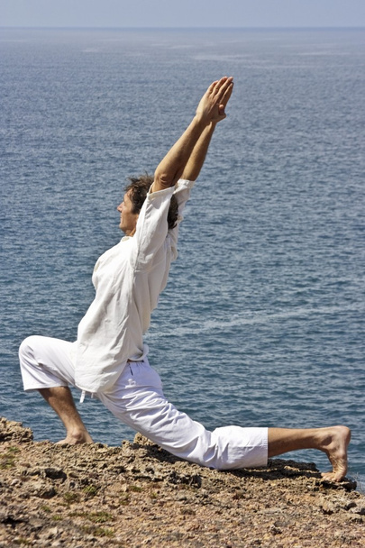 Meditación, Amor y contemplación, yoga sobre las rocas
 - Foto, imagen