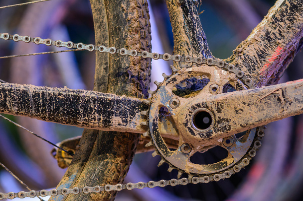 Fahrradgetriebe mit Kette (selektiver Fokus). Schmutzige Nahaufnahme des Fahrrads - Foto, Bild