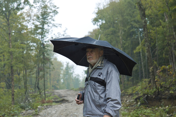 Старший прогулюється з парасолькою
 - Фото, зображення