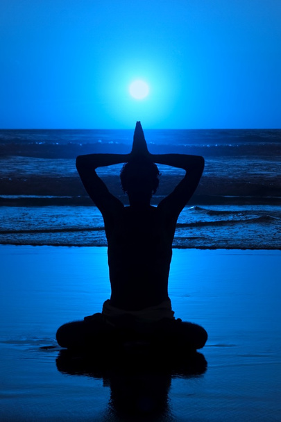 Meditazione, Amore e contemplazione, yoga al tramonto sulla spiaggia
 - Foto, immagini