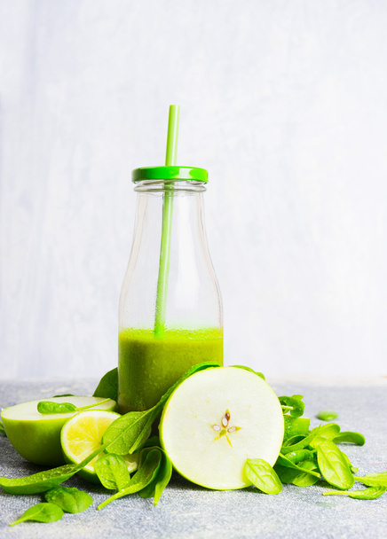 Green smoothie with ingredients - Foto, immagini