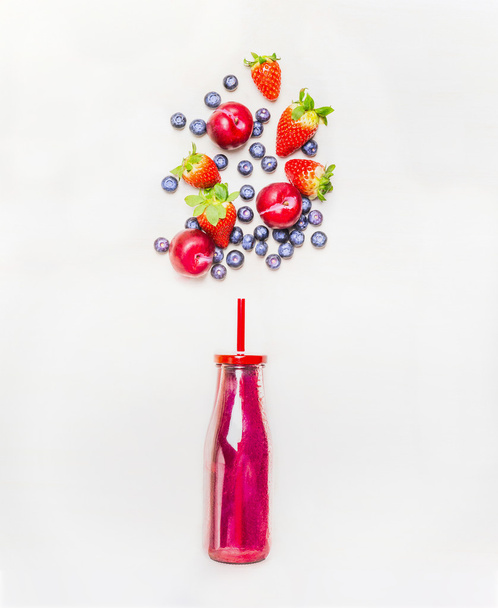 Red smoothie with fruits - Φωτογραφία, εικόνα