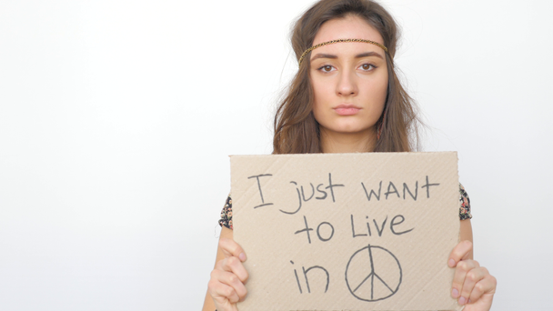 Jonge Hippie meisje wil om te leven in vrede - Video