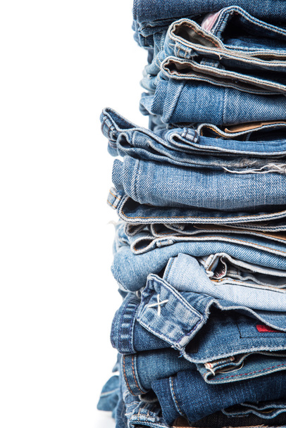 Pila de jeans sobre fondo blanco
 - Foto, Imagen