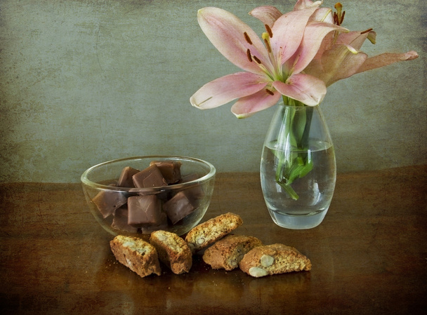 Sztuka życia, ciasteczka, czekoladki i kwiaty - Zdjęcie, obraz