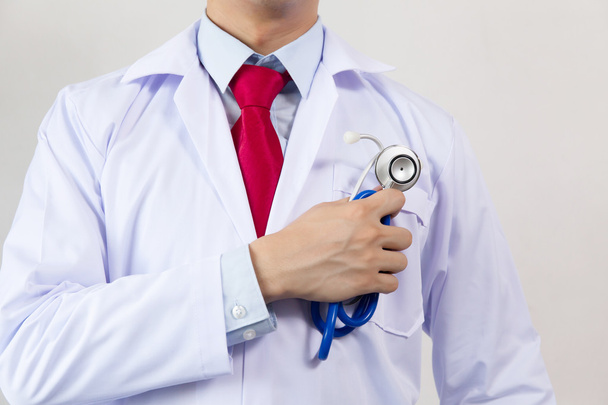 Lékař drží stetoskop na hrudi, připraven na tvrdou práci - Fotografie, Obrázek