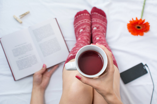 Bir kitap okuma ve çay sahip kadın - Fotoğraf, Görsel