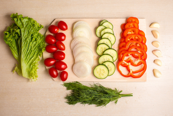 Warzywa, deska i nóż do krojenia na stole - Zdjęcie, obraz