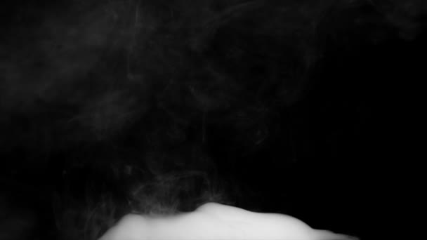 Vapores Fog Blow de baixo um fundo preto
 - Filmagem, Vídeo