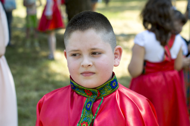 el muchacho en la camisa rusa durante las vacaciones
 - Foto, Imagen