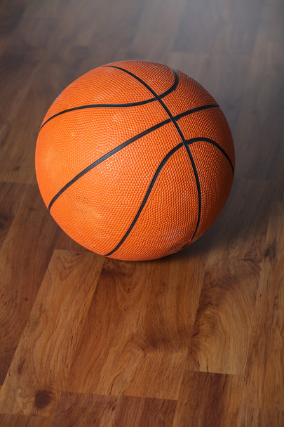 木製の床の上のバスケット ボール ボール - 写真・画像