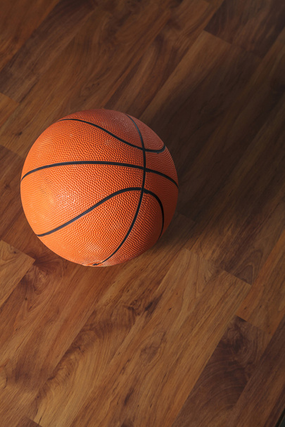 Kosárlabda labda fából készült padlón - Fotó, kép