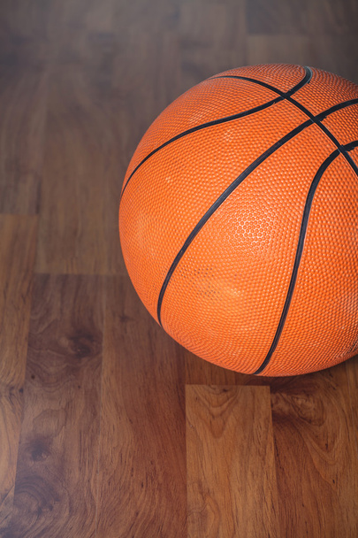 Balle de basket-ball sur sol en bois
 - Photo, image