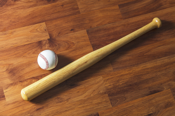 Baseball pallo puupohjalla
 - Valokuva, kuva