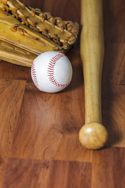 Pelota de béisbol sobre fondo de madera
 - Foto, Imagen