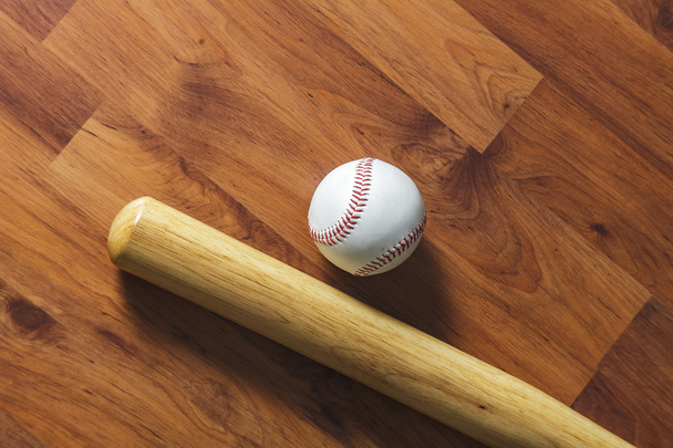 木材の背景に野球ボール - 写真・画像