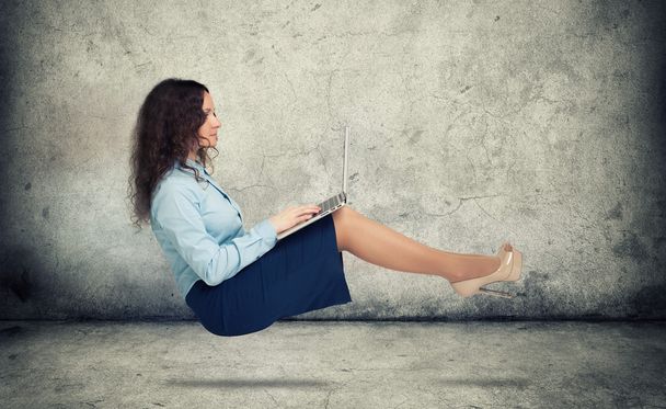 woman hanging in the air with laptop - Foto, Imagem