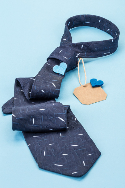 темно-синий галстук на голубом с бейджиком
 - Фото, изображение