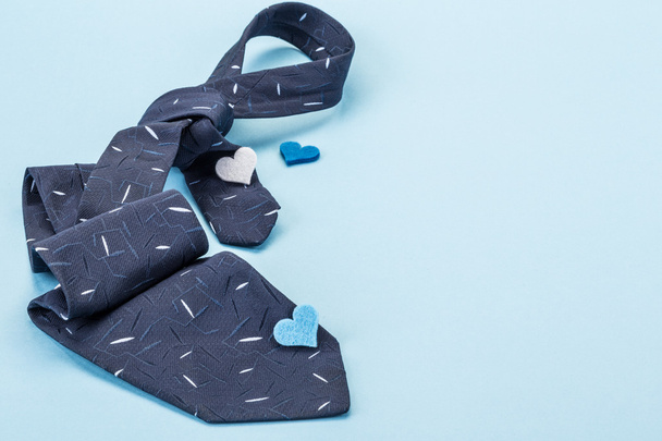 σκούρο μπλε γραβάτα διακοσμημένα με την καρδιά με μπλε - Φωτογραφία, εικόνα