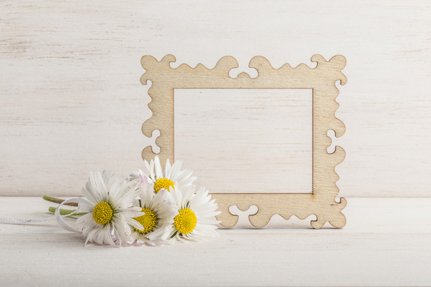 kwiaty daisy i pustą ramkę na podłoże drewniane - Zdjęcie, obraz