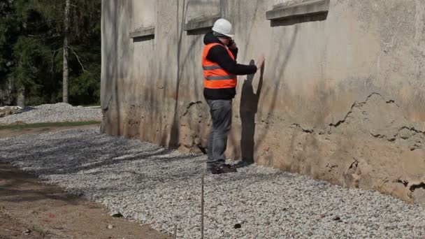 Building inspector checking old wall  - Filmagem, Vídeo