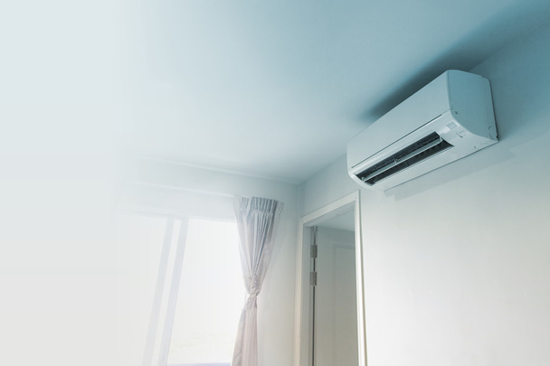  Klimatyzator na tle ściany  - Zdjęcie, obraz