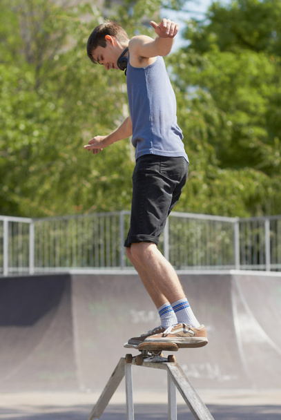 Skater doing 50-50 grind on fun-box in skatepark - Foto, imagen