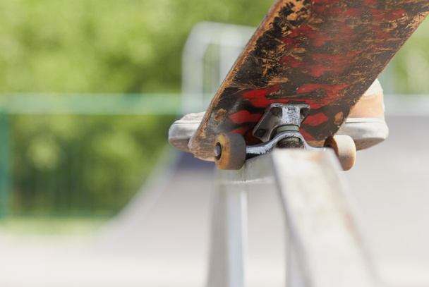 Skater doing nosegrind on fun-box in skatepark - Zdjęcie, obraz