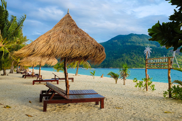 tumbonas de madera de pie en la costa del mar de Andamán bajo dramati
 - Foto, Imagen