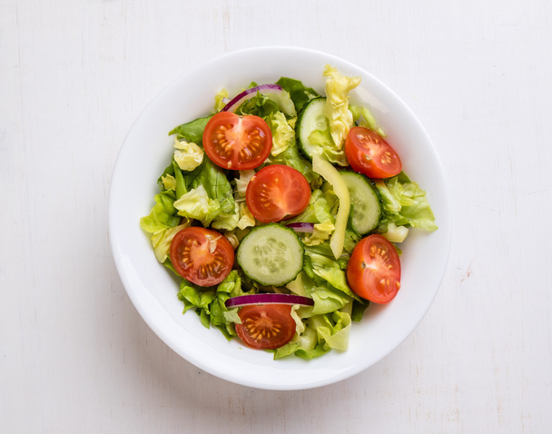 овочевий салат у білій мисці
 - Фото, зображення