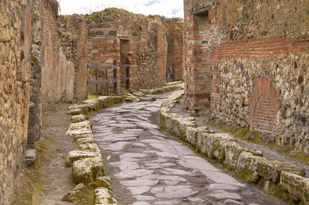 Остатки улицы в Помпеях, Италия
. - Фото, изображение